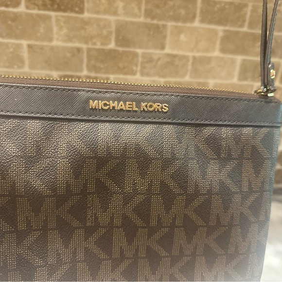 Michael Kors Bundle Signature Tote and Clutch with zipper inside - Picture 9 of 10